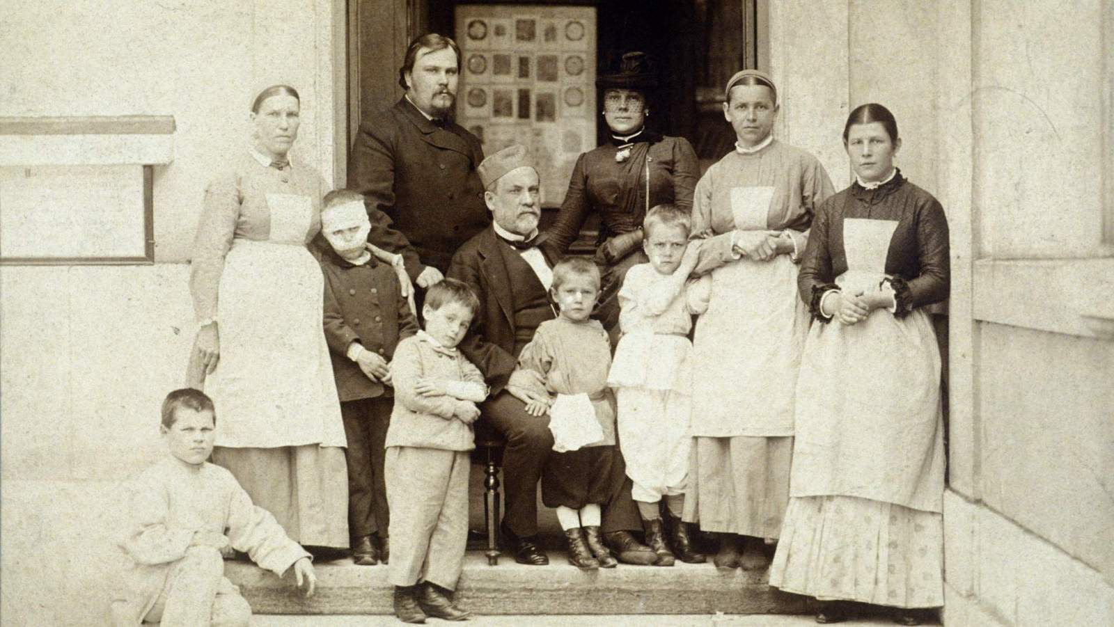 Louis Pasteur entouré d'enfants mordus, vaccinés contre la rage, en 1886 à l'Ecole Normale Supérieure.