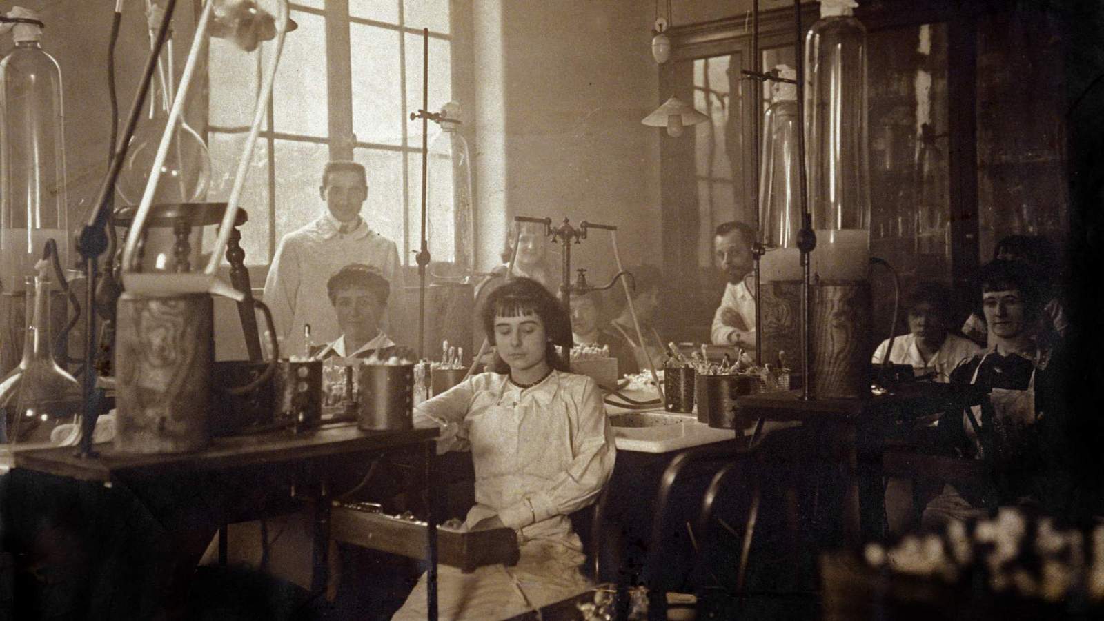 Laboratoire de préparation de vaccins dirigé par Félix d'Hérelle vers 1919.