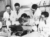 Jacques Monod entouré de professeurs américains en stage dans son laboratoire en 1956.