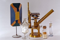 Microscope et modèles de cristaux utilisés par Louis Pasteur lors de ses travaux sur la cristallographie 1845-1848.