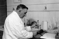 Alfred Boquet dans son laboratoire vers 1935