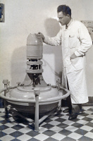 André-Romain Prévot manipulant une centrifugeuse vers 1935