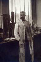 Ernest Fourneau dans un laboratoire des frères Poulenc à Ivry en 1909