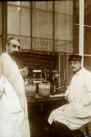 Ernest Fourneau et un assistant dans un laboratoire de chimie de l'Institut Pasteur, 1915.