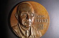 Médaillon avec portrait de Pierre Lépine