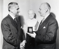 Jacques Trefouël et Albert Sabin en 1957