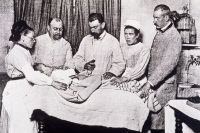 Injection du sérum antidiphtérique par le docteur Chaillou en 1894