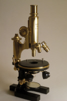 Microscope ZEISS à triple objectif.