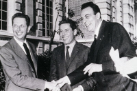 André Lwoff (1902-1994) Jacques Monod (1910-1976) et François Jacob (1920-2013) devant l'Institut Pasteur le 14 octobre 1965.