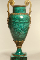 Vase en malachite verte monté sur bronze doré.
