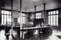 Salle de cours de microbiologie à l'Institut Pasteur vers 1900-1910