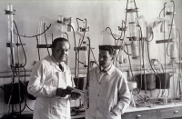 Michel Macheboeuf et Fetke dans leur laboratoire vers 1935