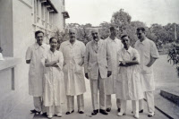 Noël Bernard devant l'Institut Pasteur de Nha Trang vers 1930