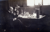 Désiré Gernez dans son laboratoire vers 1900