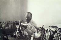 Le Dr Lafont préparant le vaccin antipesteux dans son laboratoire vers 1925