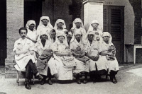Constant Mathis à gauche, avec une équipe d'infirmières vers 1925.