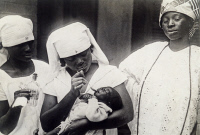 Infirmière vaccinant un bébé contre la tuberculose à Dakar en 1925