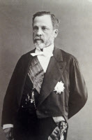 Louis Pasteur en 1881, portant ses décorations de Grand-croix de la Légion d'honneur.