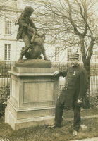 Jean-Baptiste Jupille devant la statue le représentant à l'Institut Pasteur vers 1913
