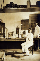 Simond, Paul-Louis dans son laboratoire.