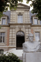 Entrée du Bâtiment historique de l'Institut Pasteur. Buste de Louis Pasteur par Aronson.