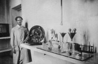 Mr Raberazaka dans le laboratoire du BCG à l'Institut Pasteur de Madagascar en 1928