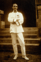 Jean Laigret (1893-1966) en tenue de médecin militaire