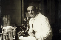 Jean Laigret (1893-1966) au laboratoire vers 1935