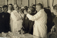 Jacques Genevray (1891-1953) et l'Empereur Bao Daï à l'Institut Pasteur de Saïgon.
