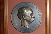 Médaillon/Bas-relief à l'effigie de Jules Bordet (1870-1961)