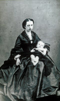 Madeleine Zévort avec son bébé