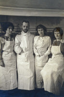 Félix d'Hérelle en famille dans son laboratoire vers 1919.