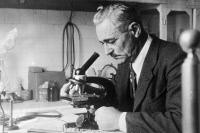 Paul Durand au microscope vers 1950