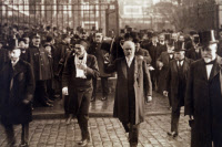 Raymond Poincaré, Président de la République, et Emile Roux, Directeur de l¿Institut Pasteur 