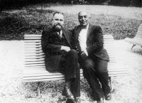 Gaston Ramon (1886-1963) et Béla Schick (1877-1967) à Garches, annexe de l'Institut Pasteur à Marnes la Coquette, en 1929.