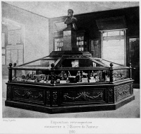 Ancienne vitrine contenant les instruments de Pasteur
