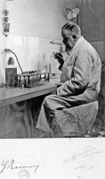 Gaston Ramon (1886-1963) dans son laboratoire