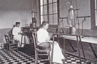 Mise en flacon de sérum à Garches en 1913