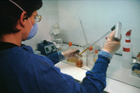 Travail dans un des laboratoires spécialisés sur le sida en 1986