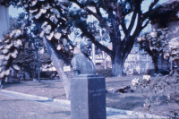 Buste d'Albert Calmette situé devant les bâtiments de l'Institut Pasteur de Saïgon en 1970