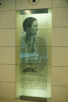 Plaque en verre avec buste de la Duchesse de Windsor dans l'entrée du Centre d'Information scientifique (CIS) à l'Institut Pasteur de Paris