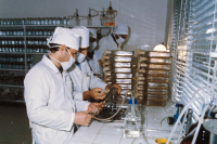 Laboratoire du centre de production de l'Institut Pasteur d'Iran en 1996.
