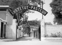 Entrée de l'ancien Institut Pasteur du Cambodge à Phnom Penh, 1960