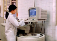 Laboratoire de recherche à l'Institut Pasteur d'Hô-Chi-Minh-Ville en 2004