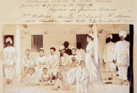 Paul-Louis Simond et le personnel médical de Cutch Mandvi pendant l'épidémie de peste de 1897-98. 