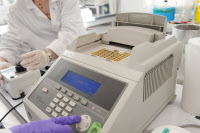 Manipulation d'un thermocycleur ou machine PCR au Centre d'enseignement - Salle de travaux pratiques - 2011
