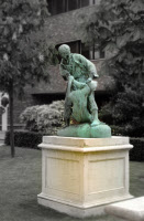Statue de Jean-Baptiste Jupille à l'Institut Pasteur. Bronze de Truffot, 1887.