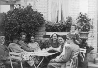 André Lwoff (1902-1994) et Marguerite Lwoff (1905-1979) chez M. et Mme Félix Mesnil en Normandie au début des années 1930