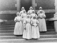 Soeurs religieuses de Cluny devant l'Hôpital Pasteur vers 1910