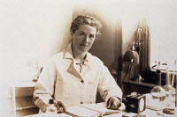 Maylis Guillaumie (1897- ?) assise dans son bureau vers 1935